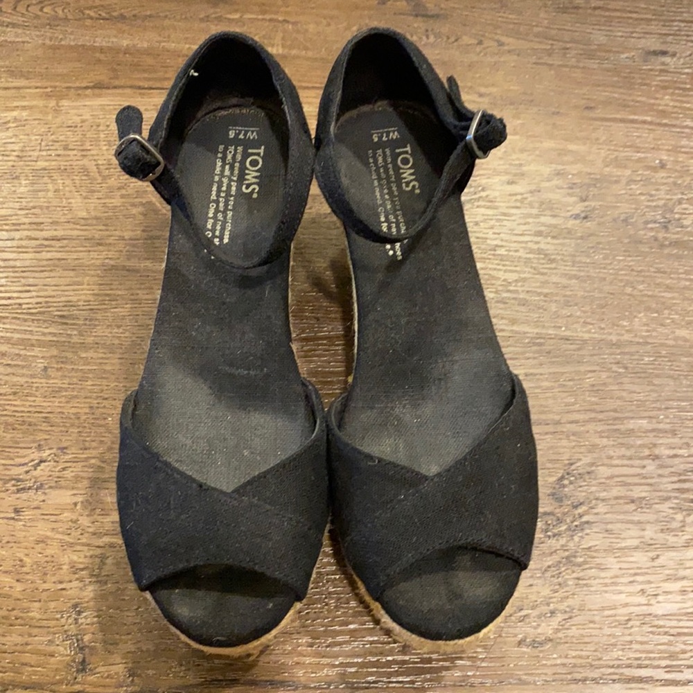 Toms black wedges